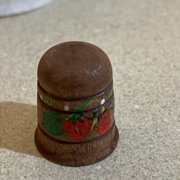 New 4 Sewing Thimbles For Finger - Picture 8 of 11